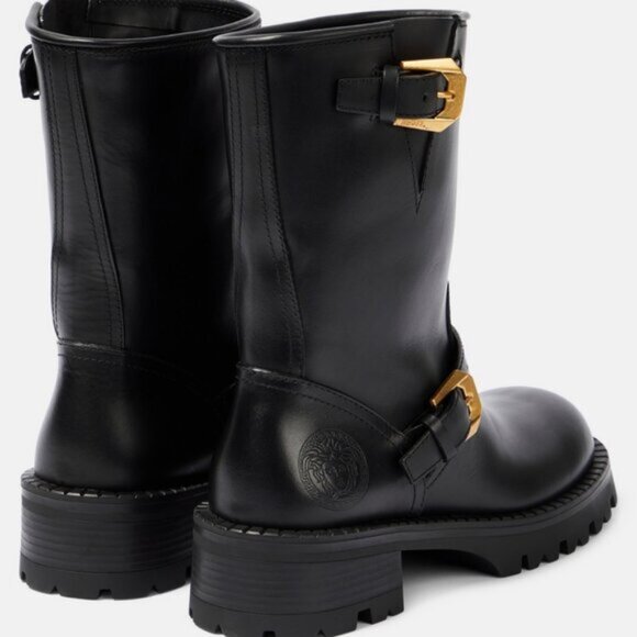 🇺🇸  Versace Medusa-Embossed Leather Boots - Picture 3 of 5